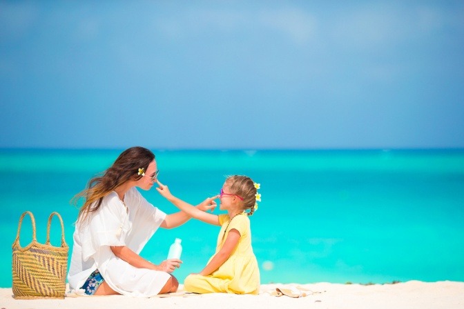 Frau mit Kind am Strand