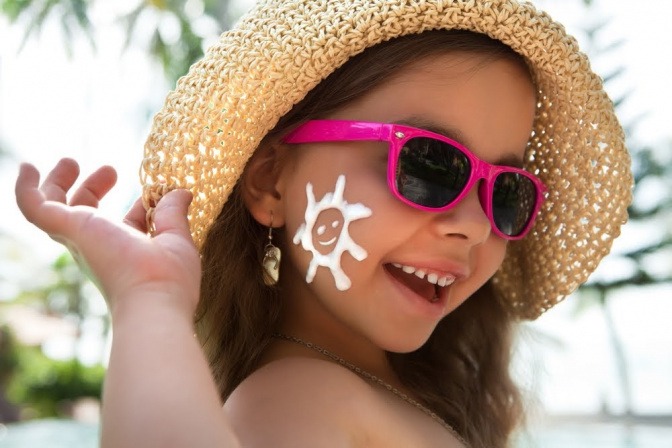 Kinder und hellhäutige Erwachsene sollten auf Kopfbedeckung und Sonnenschutz achten. 
