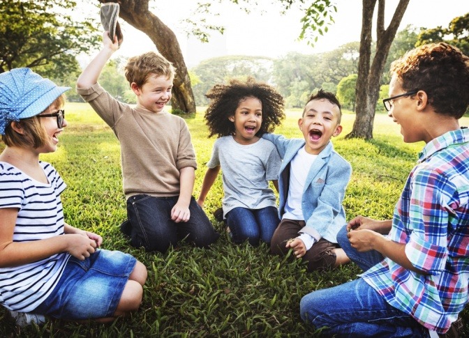 Kinder spielen im Freien