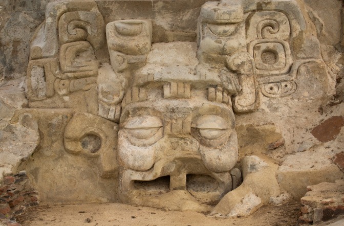 Steinrelief Maya-Sonne Gott Kinish Ahau im Tempel VI in Comalcalco