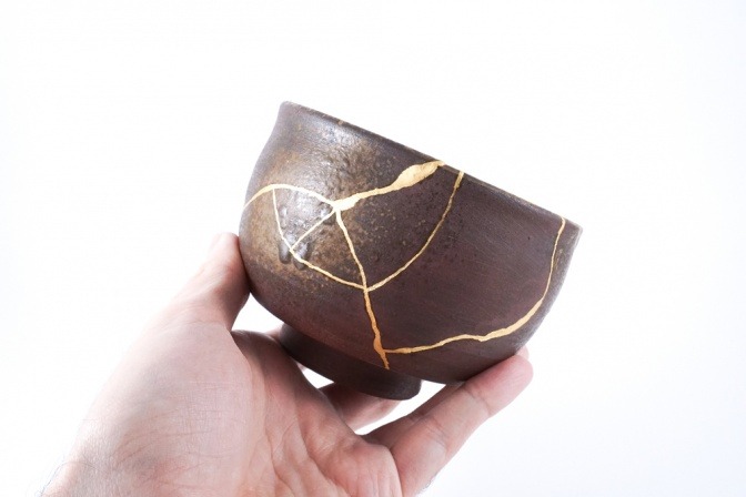 Beschädigte Schale, die in der Tradition des Kintsugi repariert wurde.