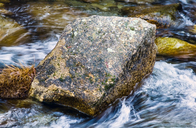 Klares Wasser fließt zwischen Steinen