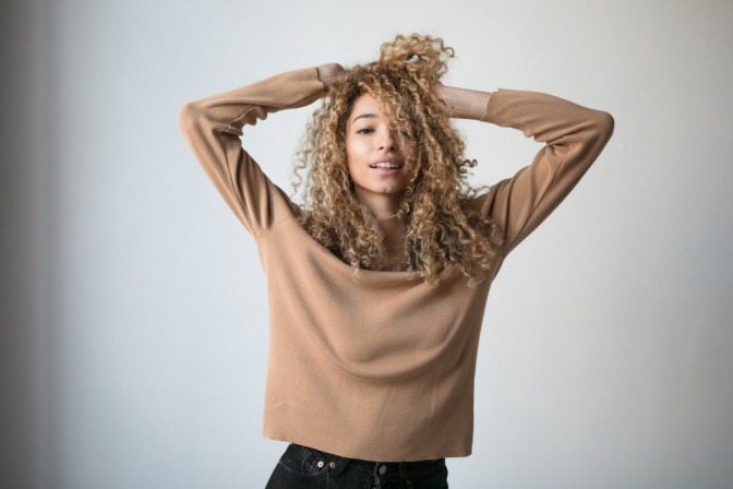 Frau mit schönen langen blonden Naturlocken