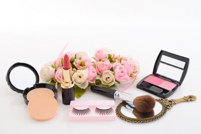 Make-up Utensilien mit Rosen. 