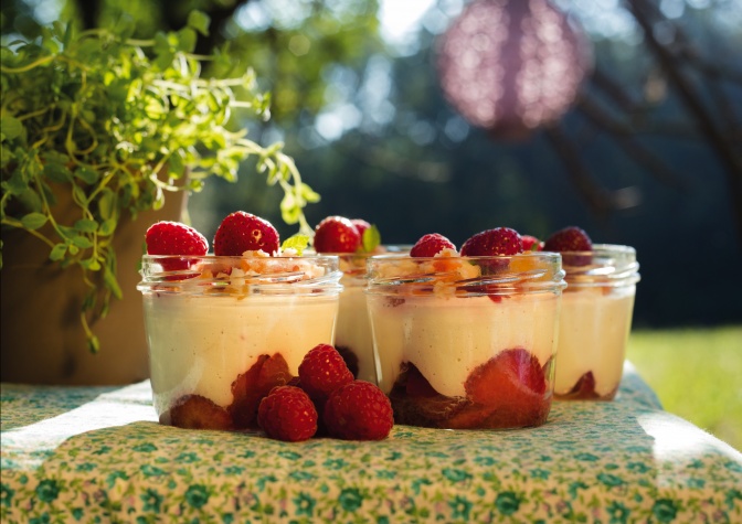 Kokos-Trifle mit Limettenstreusel und Erdbeeren von Michaela Russmann