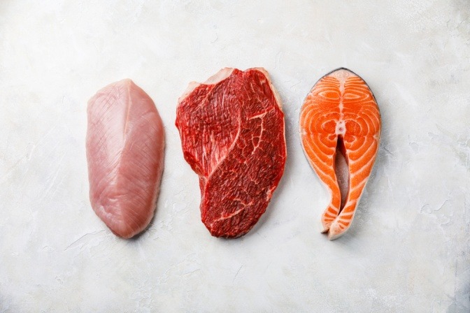Rohes Fleisch und Fisch als Quelle von Kollagen