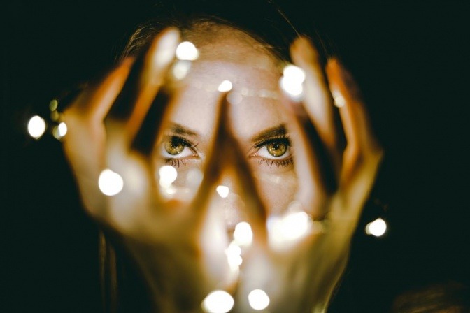 Eine Frau hält ihre Hände vor die Augen.