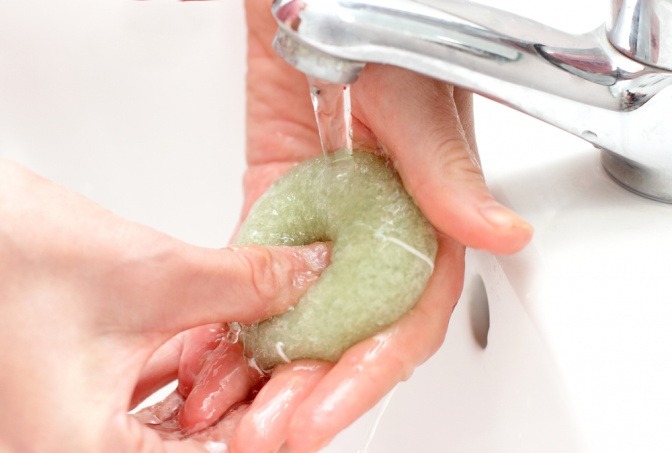 Konjac-Sponge unter dem Wasserhahn