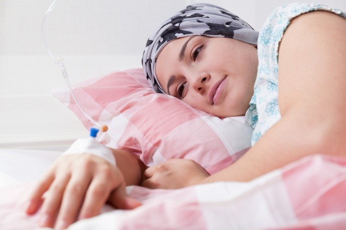 Eine Frau liegt krank (ev. seelische Ursache) im Bett