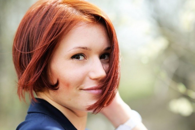Eine Frau hat kupferrote Haare