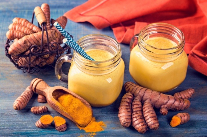 zwei Gläser mit Kurkumatee
