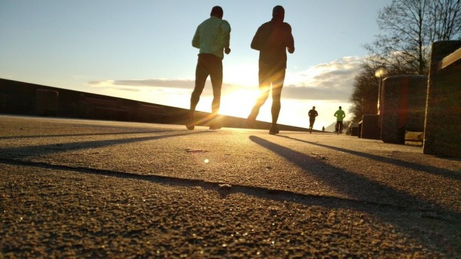 Zwei Läufer joggen im Sonnenuntergang