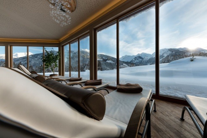 Vom Landhotel Gut Sonnberghof in Mittersill blickt man auf Schnee