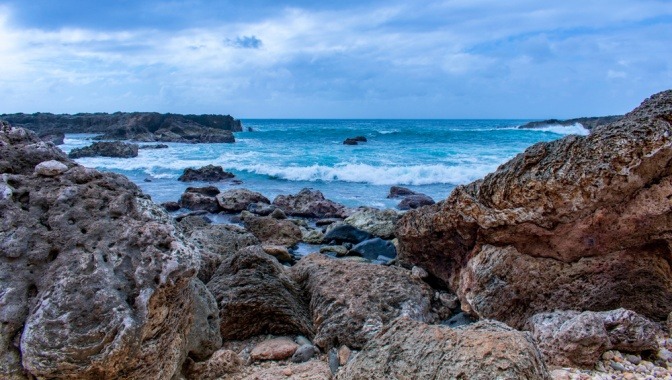 Erkaltete Lava ist im Meer