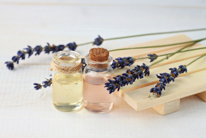 Lavendel liegt neben einem Fläschchen Öl