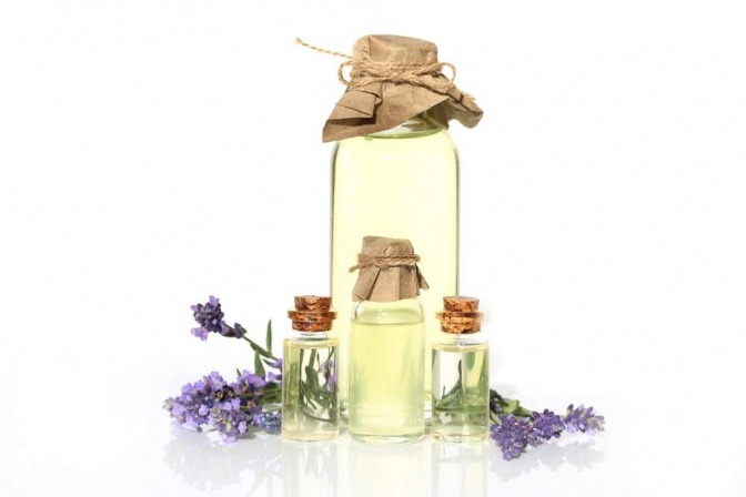 Ölflasche und Lavendelblüten