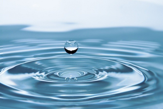 Wasser mit Wassertropfen.