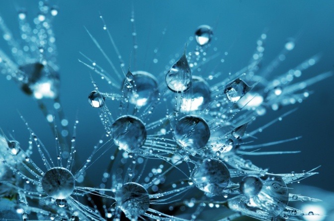 Wassertropfenmuster im Wasser.
