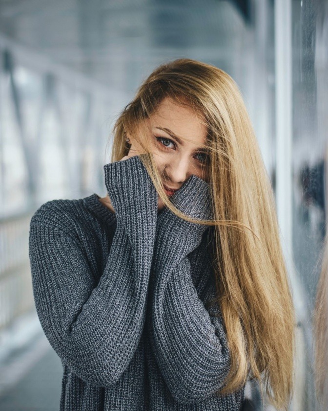 Eine Frau mit langen schönen Haaren scheint Lebensfreude zu haben