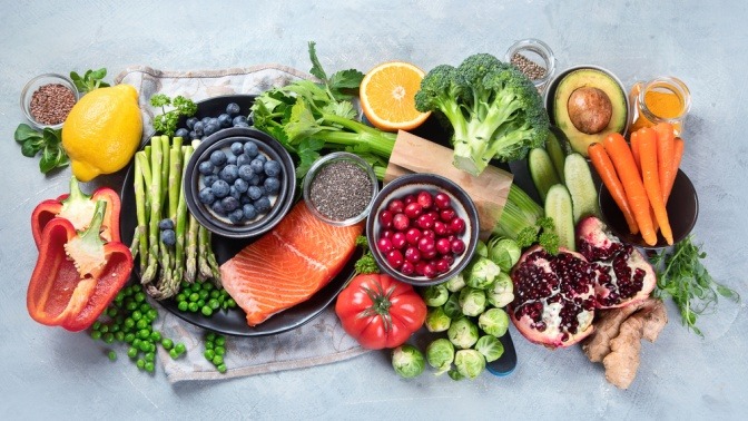Lebensmittel gegen Rheuma (Obst, Gemüse) sind angerichtet