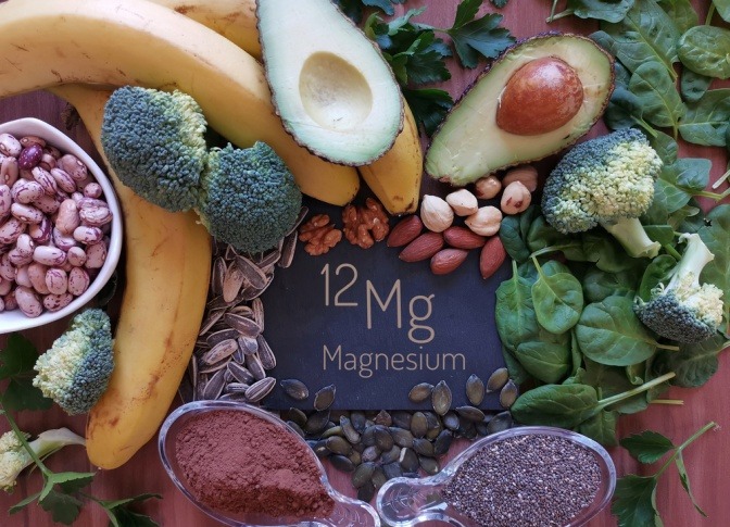 Lebensmittel und Zeichen für Magnesium.