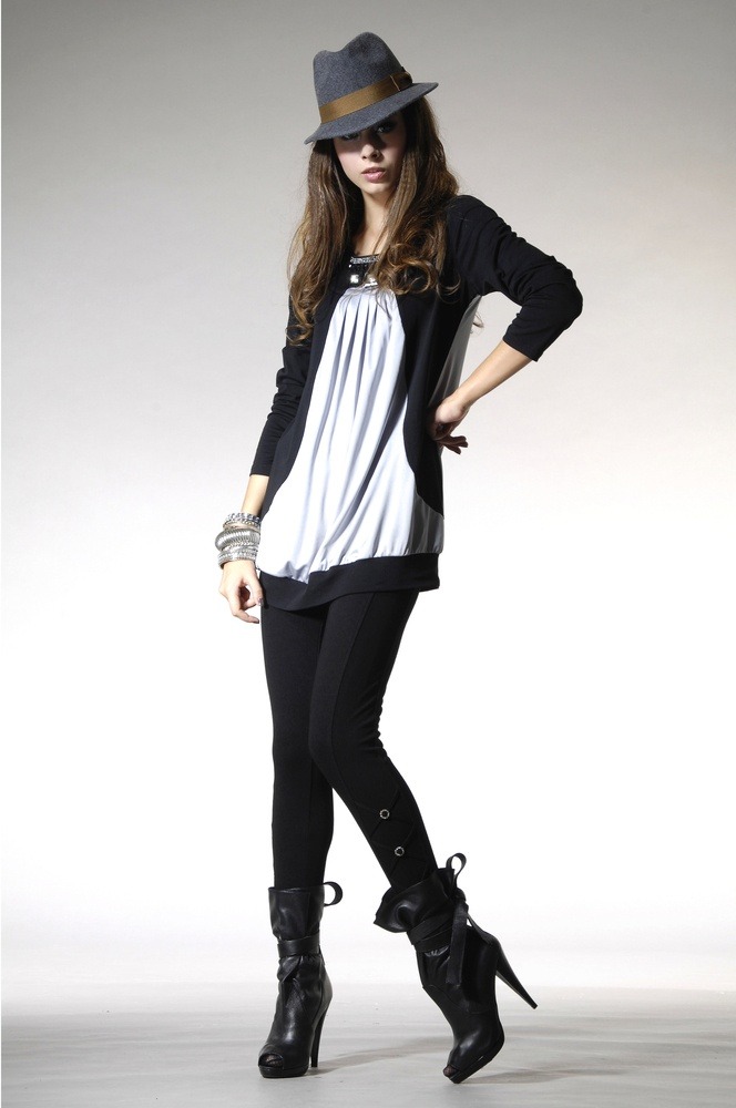 Eine Frau trägt Leggings in Kombination mit langem Shirt