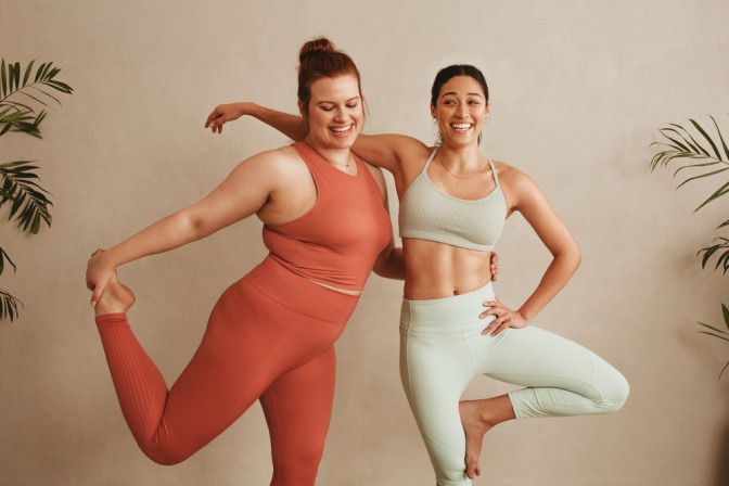 Zwei Frauen in unterschiedlichen Körperformen tragen Leggings.