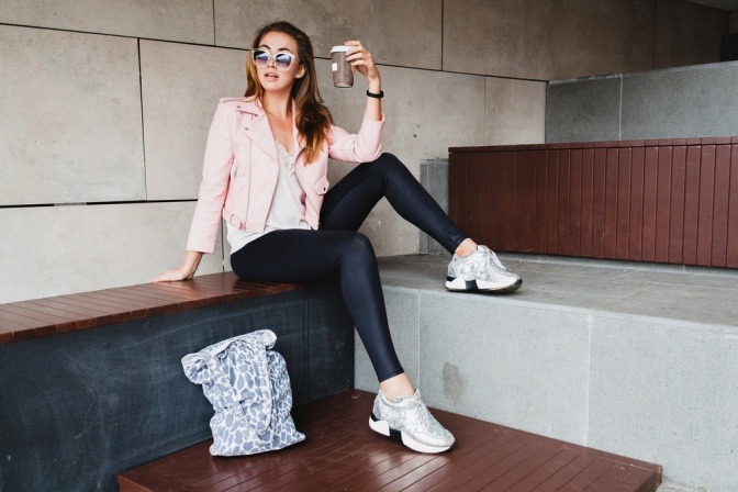 Frau kombiniert Leggins mit Sneakers