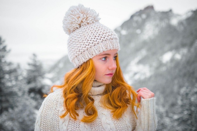 Frau mit roten Haaren und Mütze