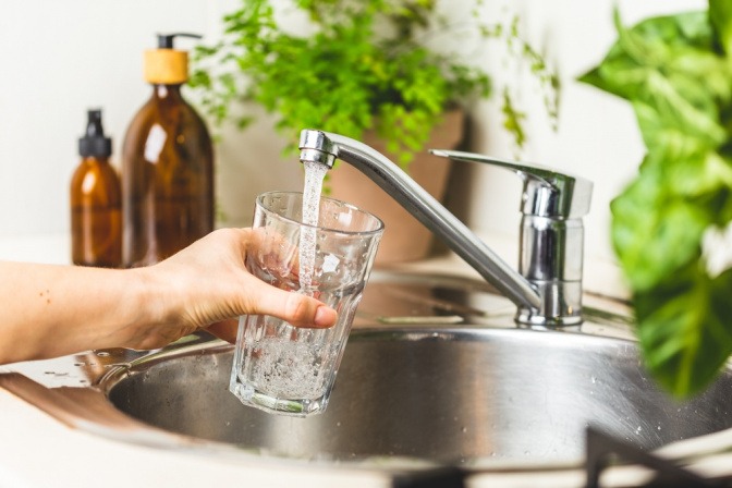 Leitungswasser wird in Glas gefüllt.