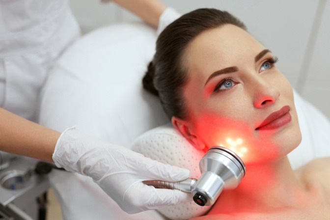 Eine Frau macht eine Lichttherapie 