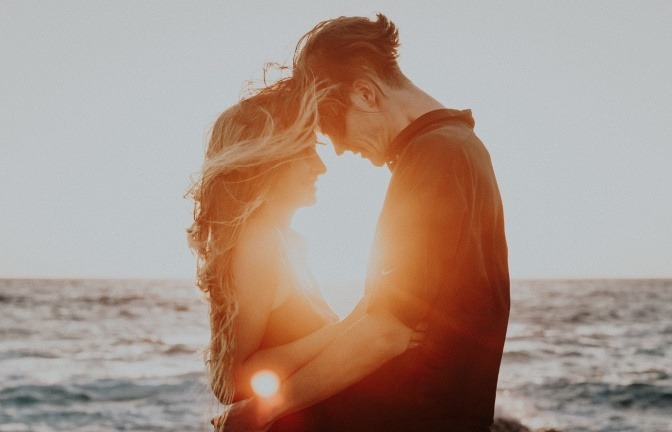 Ein Mann und eine Frau stehend liebend am Meer