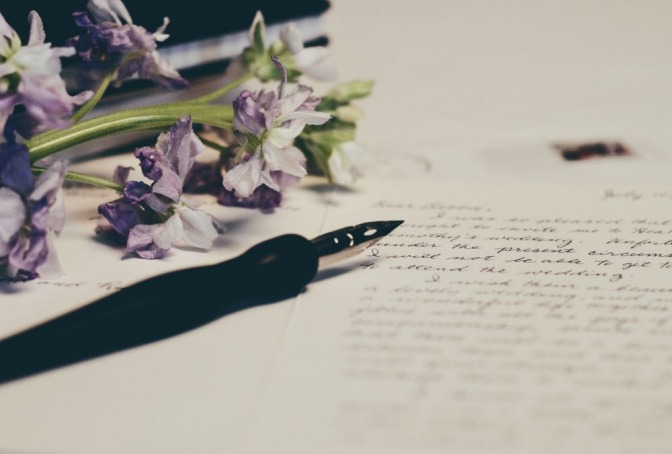 Ein Füller liegt neben einem Liebesbrief