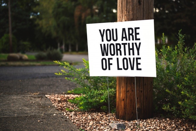 Ein Schild mit der Aufschrift: You are worthy of love!