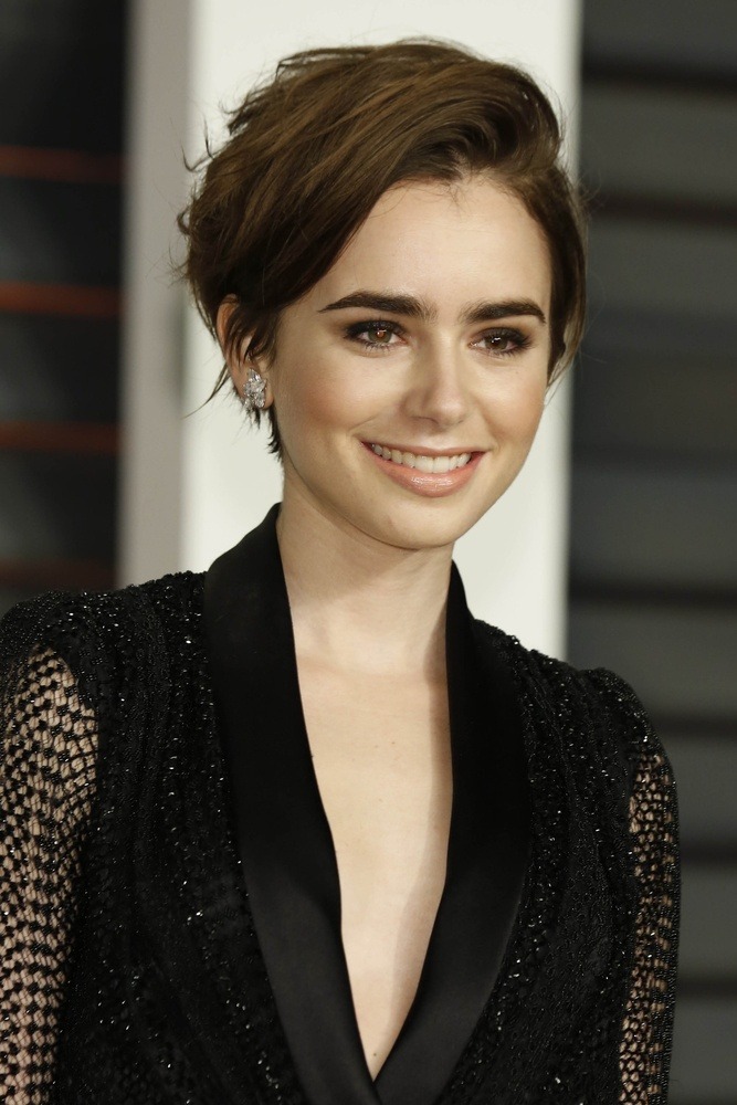 Lily Collins trägt einen frechen Pixie Cut