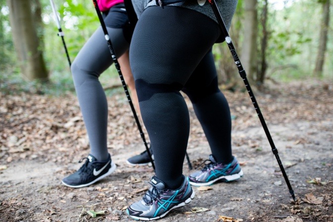 Eine Frau mit Lipödem macht Nordic Walking