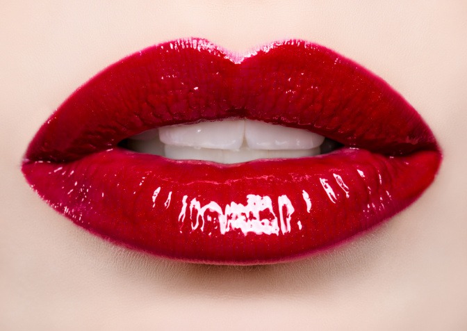 Knallig rot geschminkte Lippen