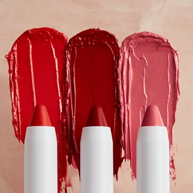 Drei Lippenstifte in unterschiedlichen Farben haben eine wachsartige Konsistenz