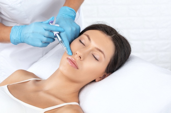 Frau erhält Lippenvergrößerung mit Hyaluronsäure