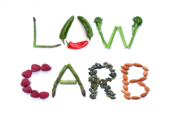 Mit Gemüse ist der Schriftzug Low Carb geschrieben