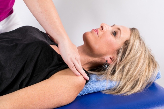 Frau bei einer Lymphdrainagebehandlung