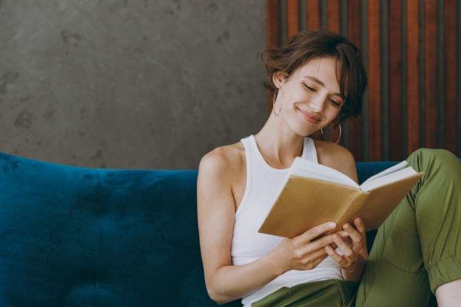 Frau liest in einem Buch und genießt die Macht der Worte