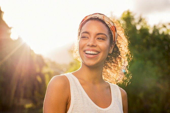 Eine lachende Frau im Sonnenlicht