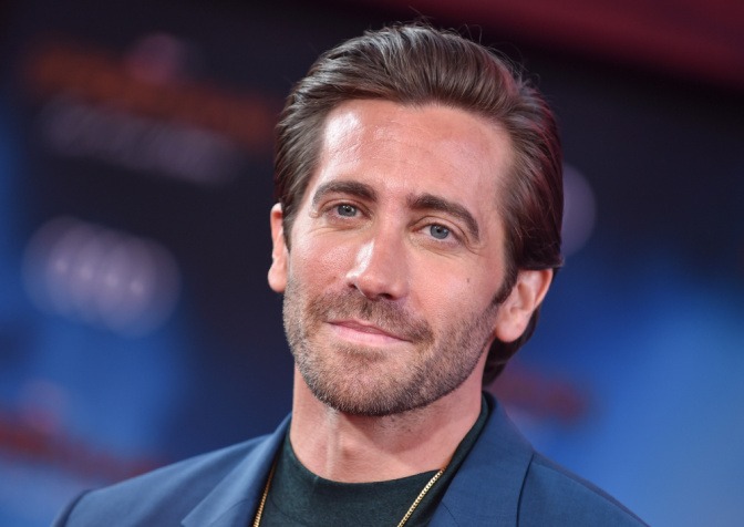 Jake Gylenhaal im blauen Anzug mit Bro Flow 