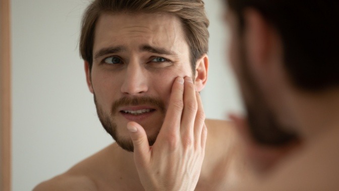 Mann versucht Hauttyp zu erkennen, um die Männerhaut richtig zu pflegen