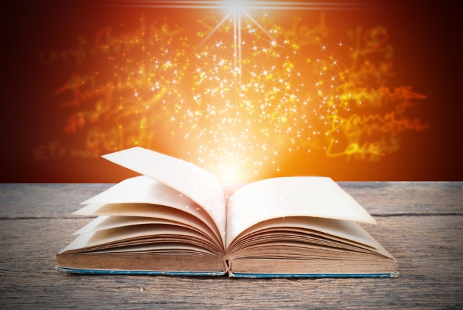 Aus einem Buch kommt glitzernder Staub