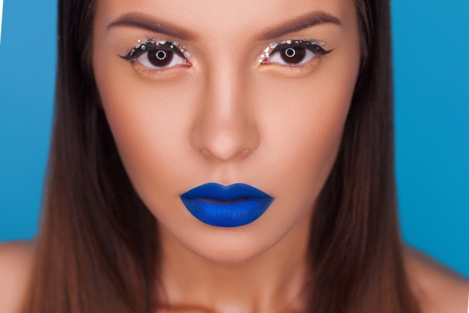 Frau mit blauem Lippenstift