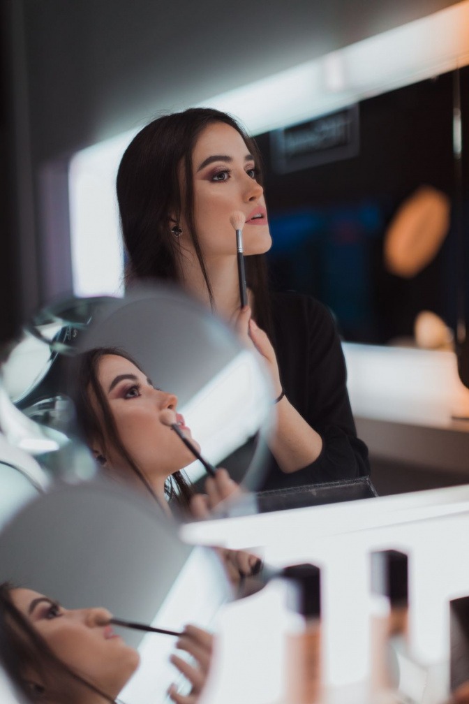 Eine Frau schminkt Make-up-Trends 2020