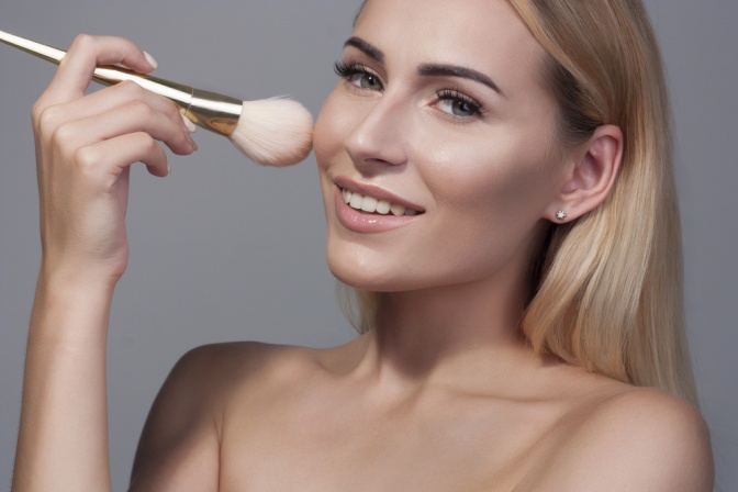Eine Frau schminkt sich selbst ein natürliches Make up
