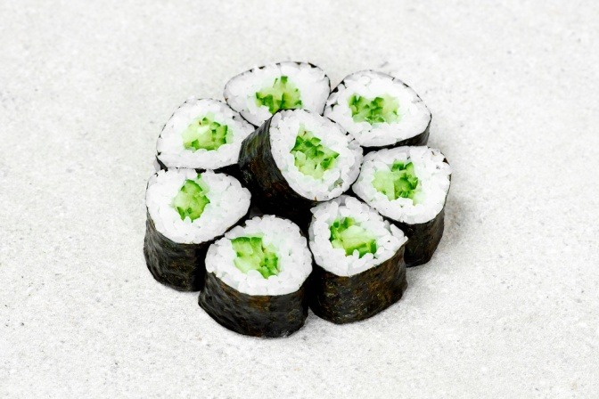 Japanische Maki mit essbaren Algen